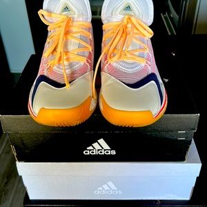 Pre-owned Adidas men's basketball shoes size 9. Low cut.
